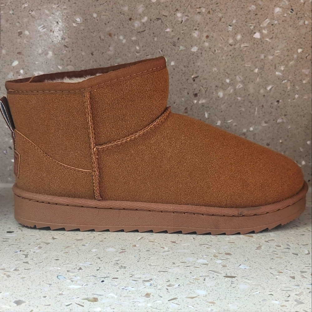 BRAND NEW Ultra Mini Boots Chestnut SIZE 9 (Ugg-look-alikes) *Free Ship*
